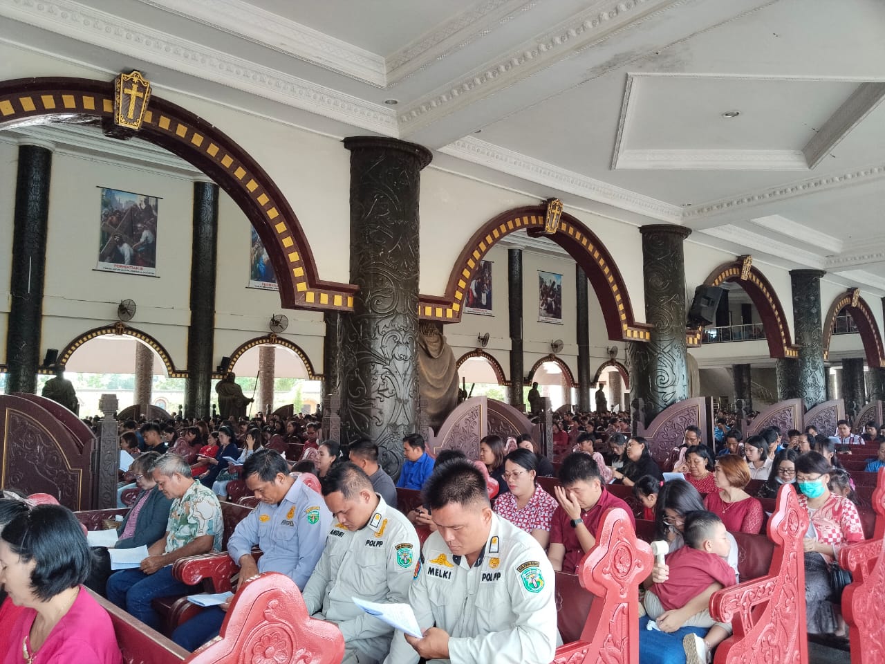Ribuan umat Katolik penuh khidmat ikuti Misa Jumat Agung di Katolik Center Santo Thomas Aquinas. (SUNARDI/KP)