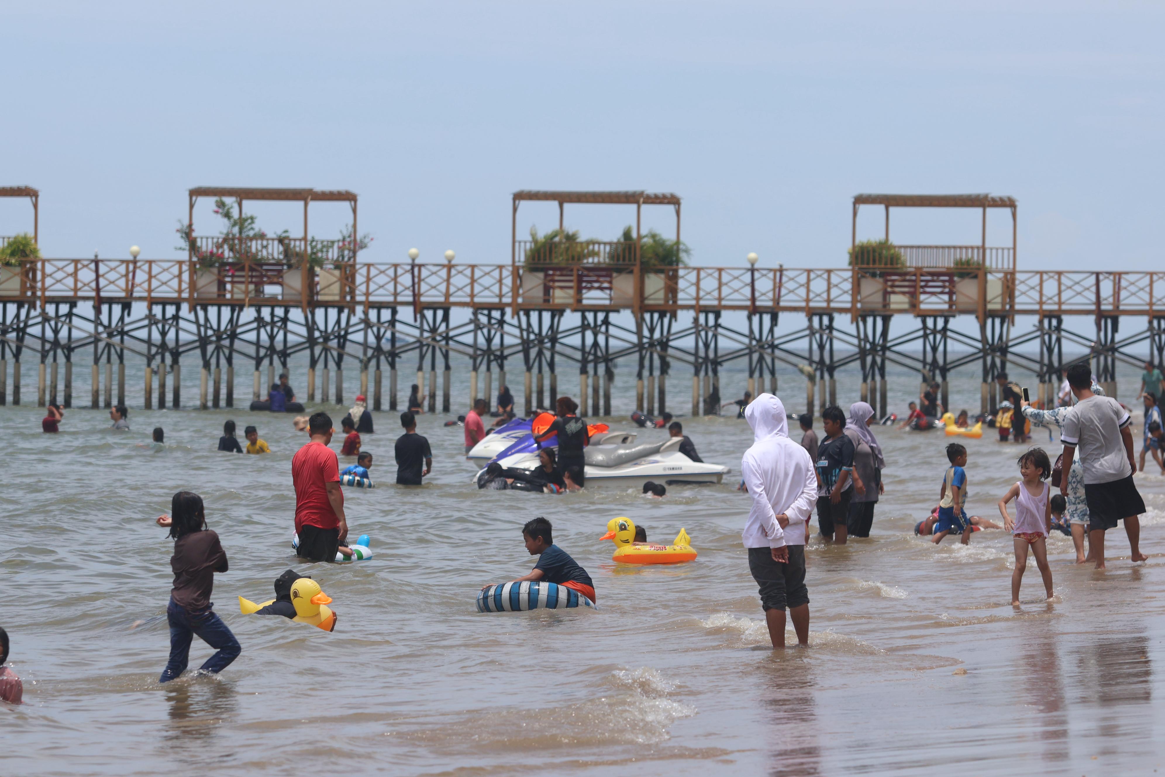 Wisata pantai jadi destinasi populer sepanjang musim libur Lebaran lalu. Salah satunya Pantai Manggar Balikpapan yang dipadati pengunjung. (ANGGI PRADITHA/KP)
