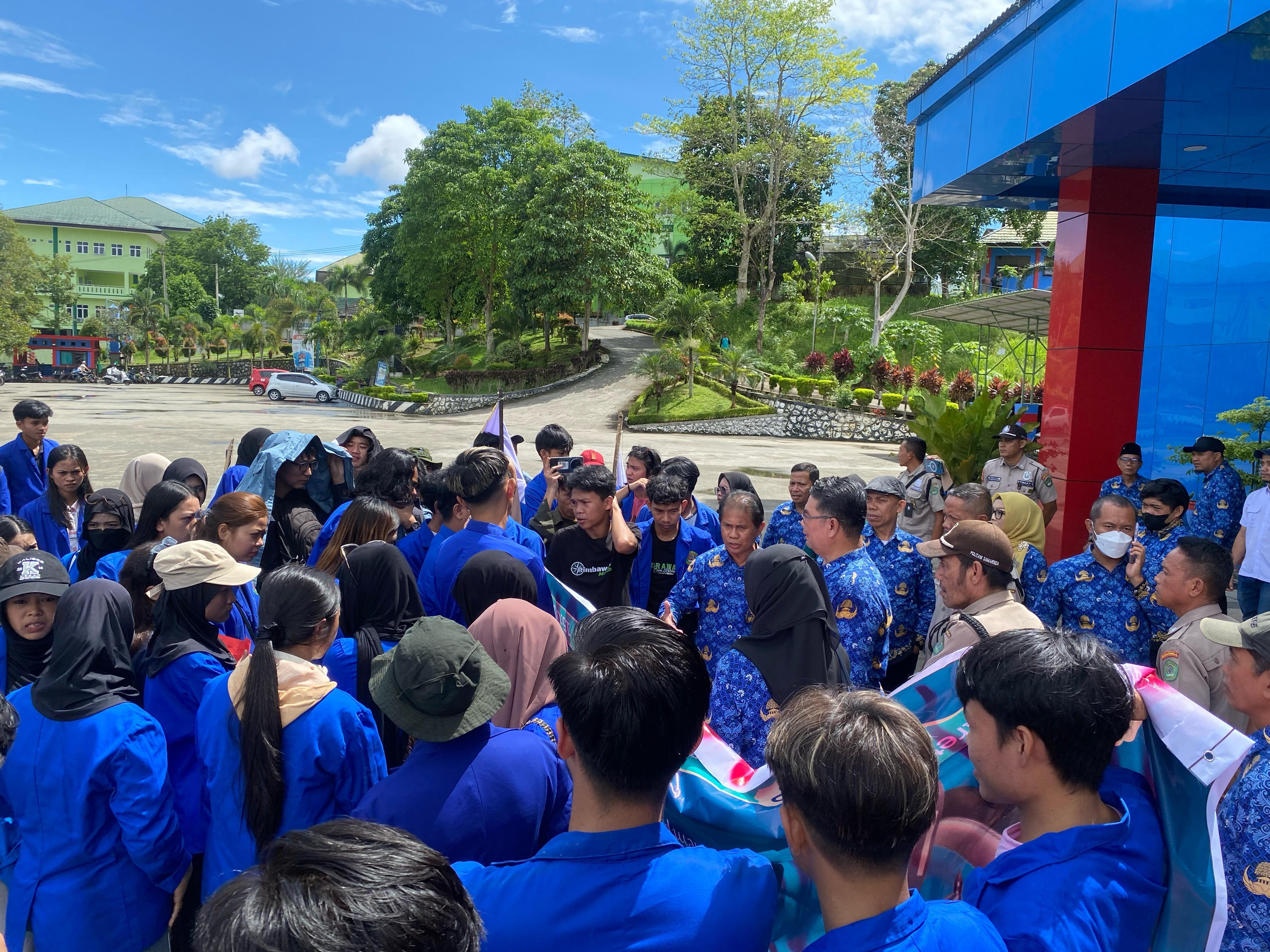 DEMO: Sejumlah mahasiswa Politani menggeduruk kampusnya, atas polemik dua mahasiswa yang diduga mendapat kekerasan dari oknum dosen di sana. (FOTO/IST)
