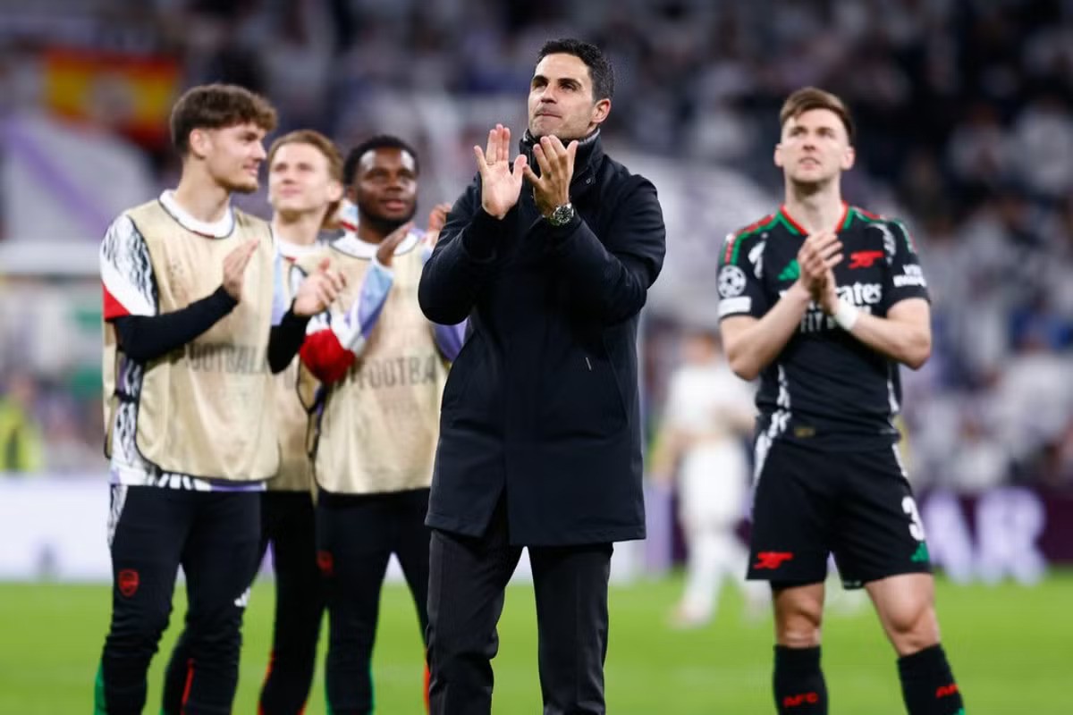 Mikel Arteta merayakan kemenangan bersama para pemain Arsenal usai menyingkirkan Real Madrid dari Liga Champions.