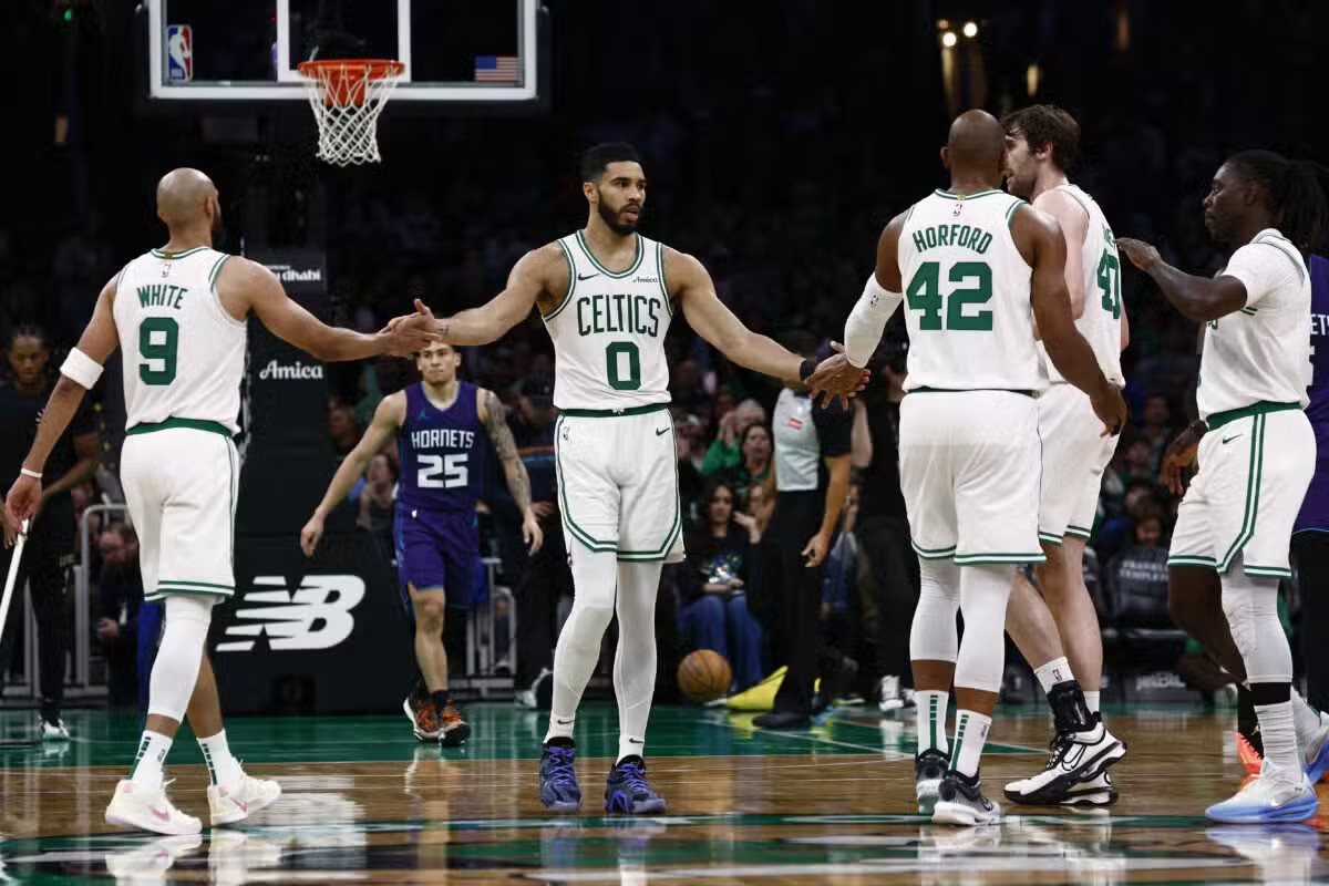 TARGET TINGGI: Jayson Tatum bersama rekan-rekan setim Celtics siap menatap laga play-off NBA.