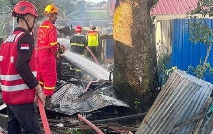 Kebakaran di kawasan Karang Rejo Balikpapan Utara meludeskan sebuah bangunan rumah.