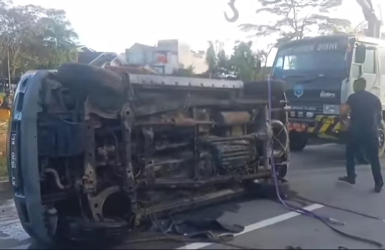 EVAKUASI: Mobil yang terjun ke sungai Balikpapan Baru dievakuasi petugas Dishub Balikpapan.