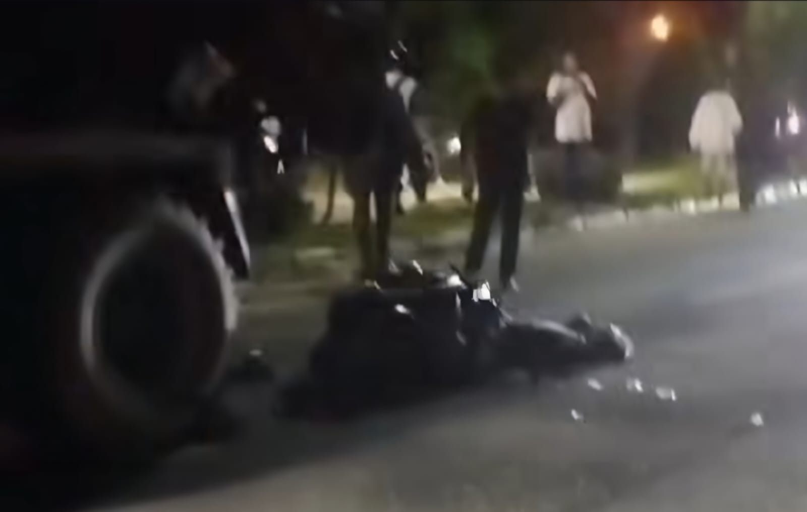 TABRAKAN: Korban tewas di lokasi kejadian setelah menabrak truk molen.
