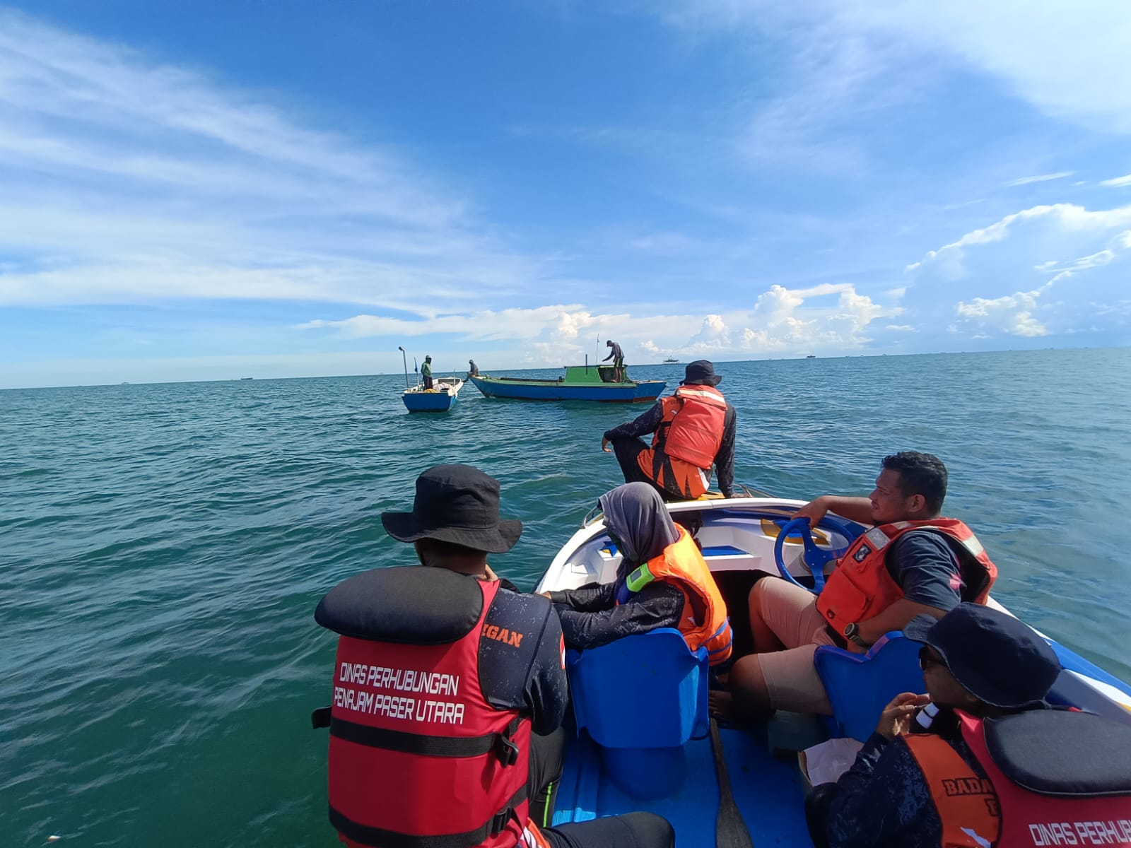 PENCARIAN: Tim gabungan terus melakukan pencarian terhadap seorang pemuda yang terseret arus laut saat memancing di kawasan perairan Tanjung Jumlai, Kecamatan Penajam, PPU.