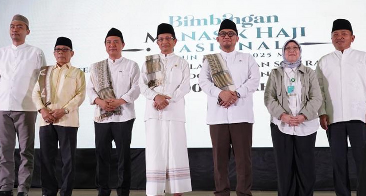 Menag Nasaruddin Umar (empat kiri) saat membuka bimbingan manasik haji nasional di Asrama Haji Pondok Gede, Sabtu (19/4/2025).