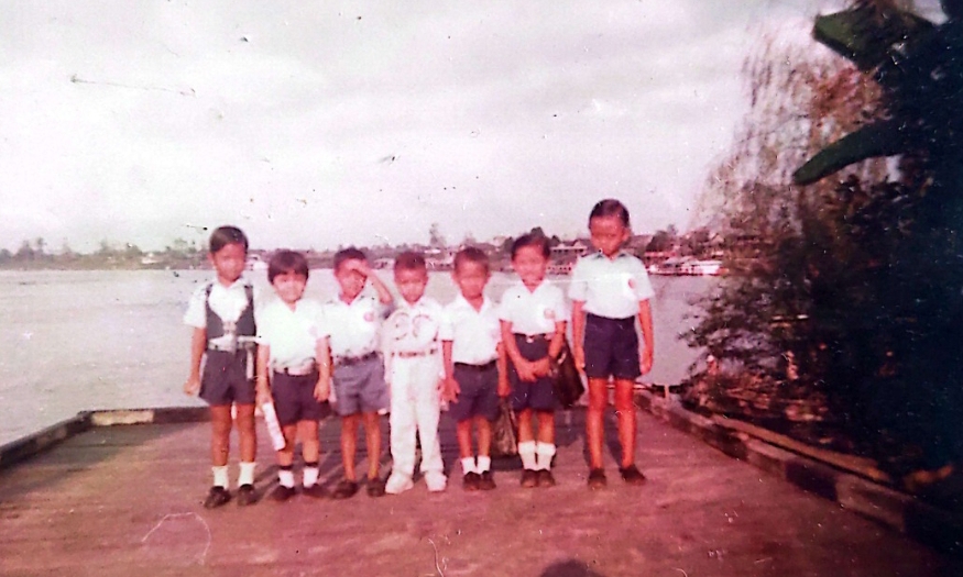 MASA KULIAH. Aulia Rahman Basri (tengah) saat masih anak-anak, berpose bersama teman-teman sekolah di tepi Sungai Mahakam, Kota Bangun.