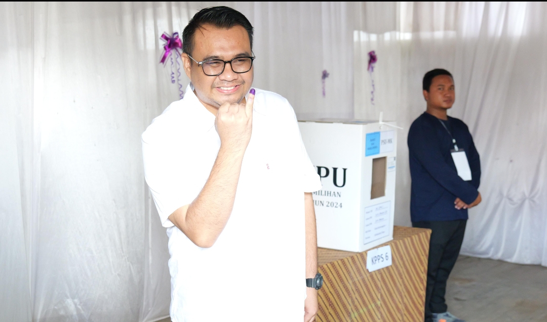 PEMIMPIN BARU: Aulia Rahman Basri seusai menyalurkan hak pilihnya.