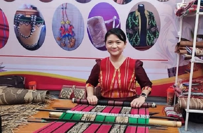 Ketua Dekranasda Kabupaten Kutai Barat memperagakan proses menenun kain Doyo, salah satu kain khas warisan budaya Kutai Barat.