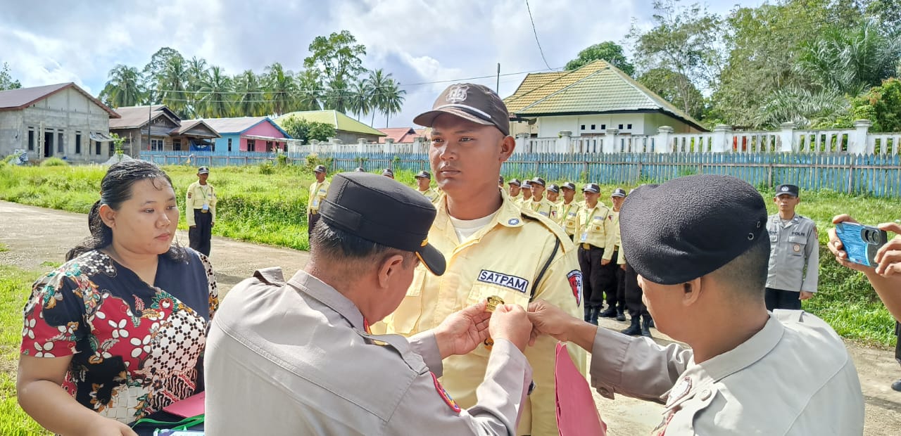 Kasat Binmas Polres Kubar saat melepas tanda peserta secara simbolis Diksar Gada Pratama.