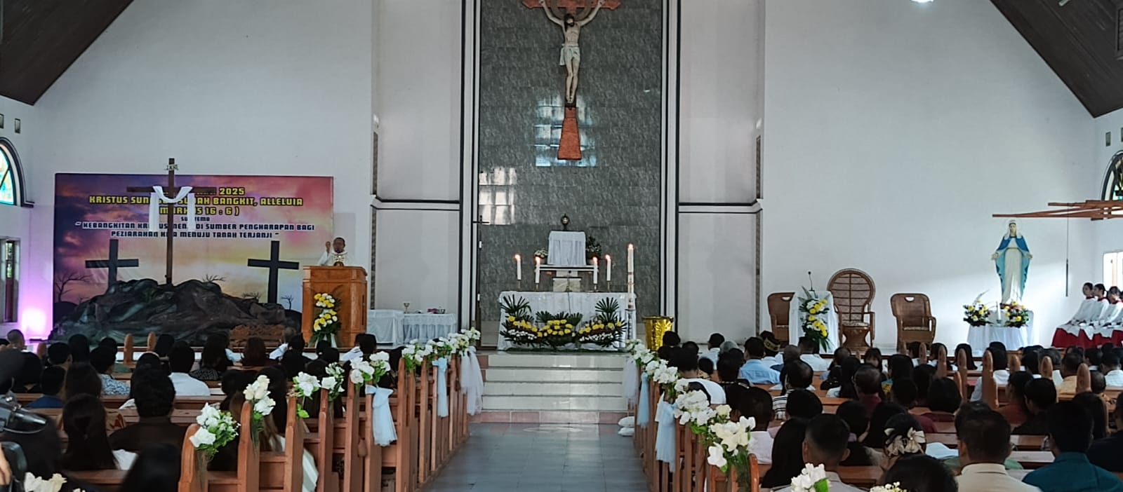 Ratusan umat Katolik mengikuti Misa Paskah di Gereja Paroki Santo Markus Melak.