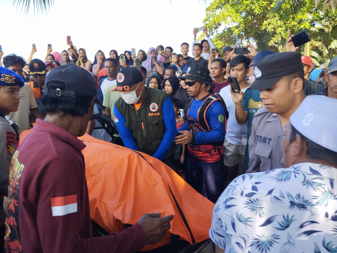 DISERAHKAN: Jenazah Moh Ali Maulana Yusuf diserahkan oleh tim gabungan kepada keluarganya untuk selanjutnya dimakamkan.