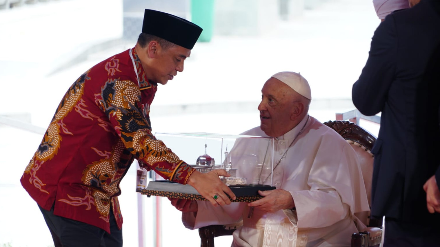 Paus Franciskus menerima miniatur Masjid Istiqlal dalam kunjungannya ke Jakarta, Kamis 5 September 2024. (KEMENAG RI)