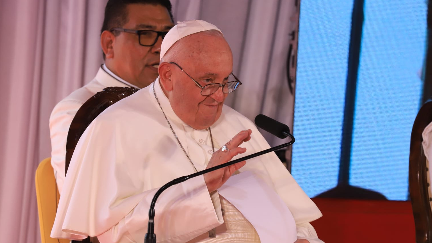 Paus Franciskus mengapresiasi masyarakat Indonesia saat berkunjung ke Masjid Istiqlal. (KEMENAG RI)