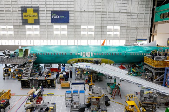 Pesawat Boeing 737 MAX yang dirakit di fasilitas produksi di Renton, Washington, Amerika Serikat. Sekitar 25 persen penjualan perusahaan itu merupakan pemesanan dari Tiongkok. (AFP)