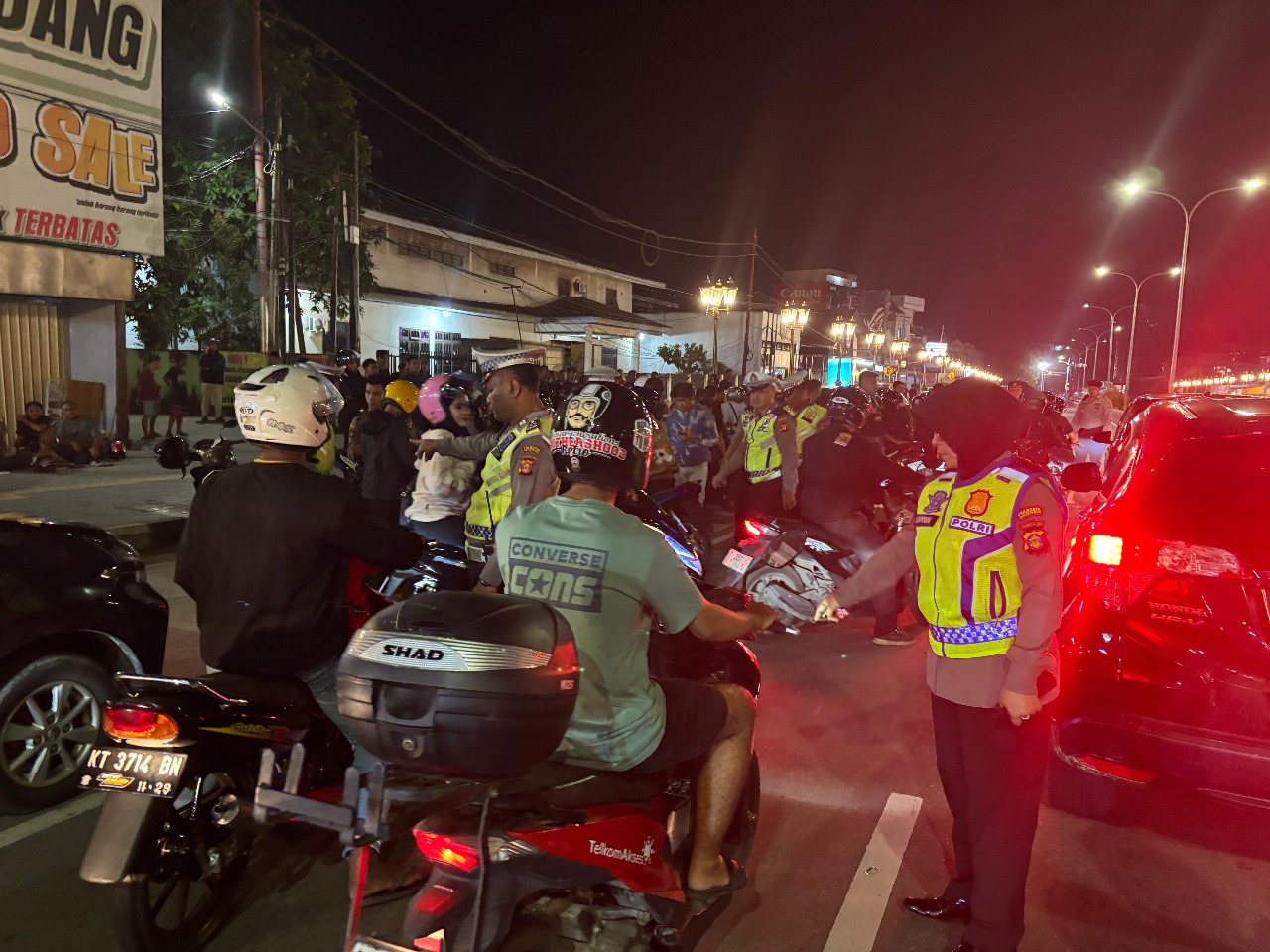 JAGA KAMTIBMAS: Pemeriksaan kendaraan dan patroli dilakukan personel Polresta Balikpapan.