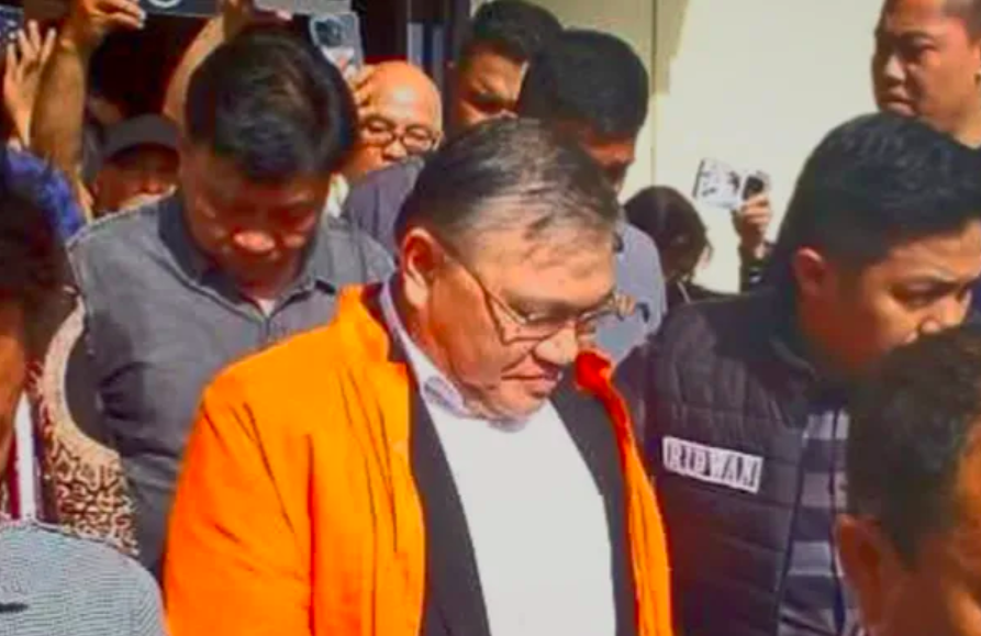 Pendeta Hein Arina setelah ditetapkan tersangka korupsi hibah senilai Rp 8,9 miliar.