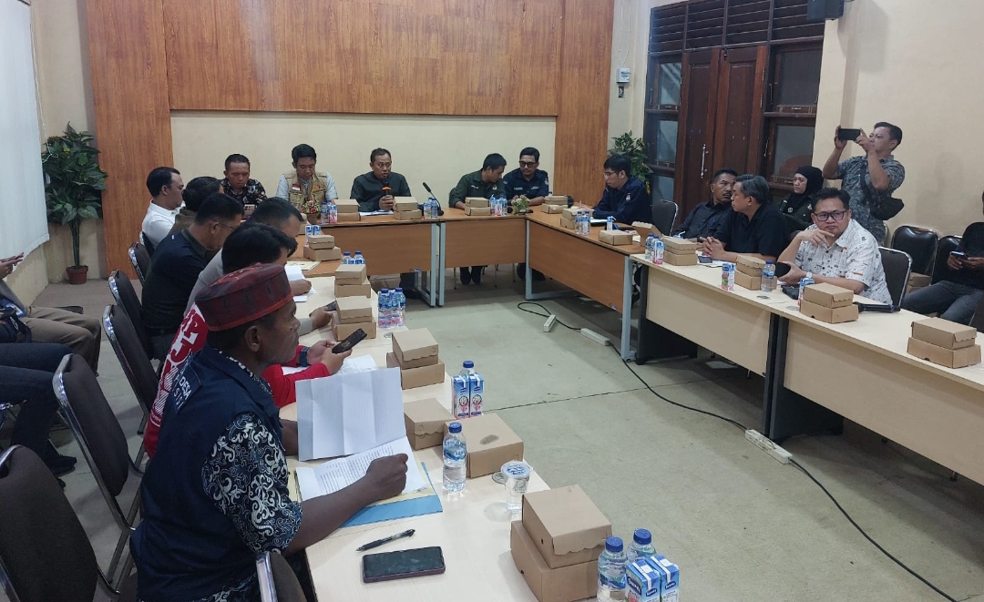 KEPATUHAN: Rapat Pleno dipimpin Ketua KPU Kukar Rudi Gunawan untuk menentukan PSU di TPS 3, Desa Bukit Raya.