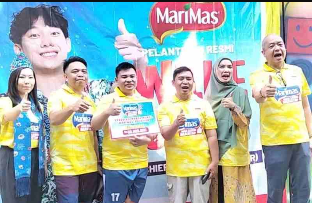 CEO PT Marimas Putera Kencana, Harjanto Halim (kanan) dan Julian Hawel (ketiga kiri) berfoto bersama seusai penyerahan dana.(FOTO: IST)