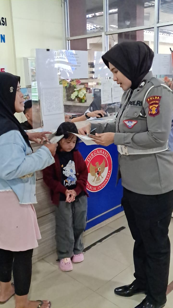 PELAYANAN: Petugas memberikan bantuan informasi pada pemohon di pelayanan Samsat Markoni, Balikpapan.
