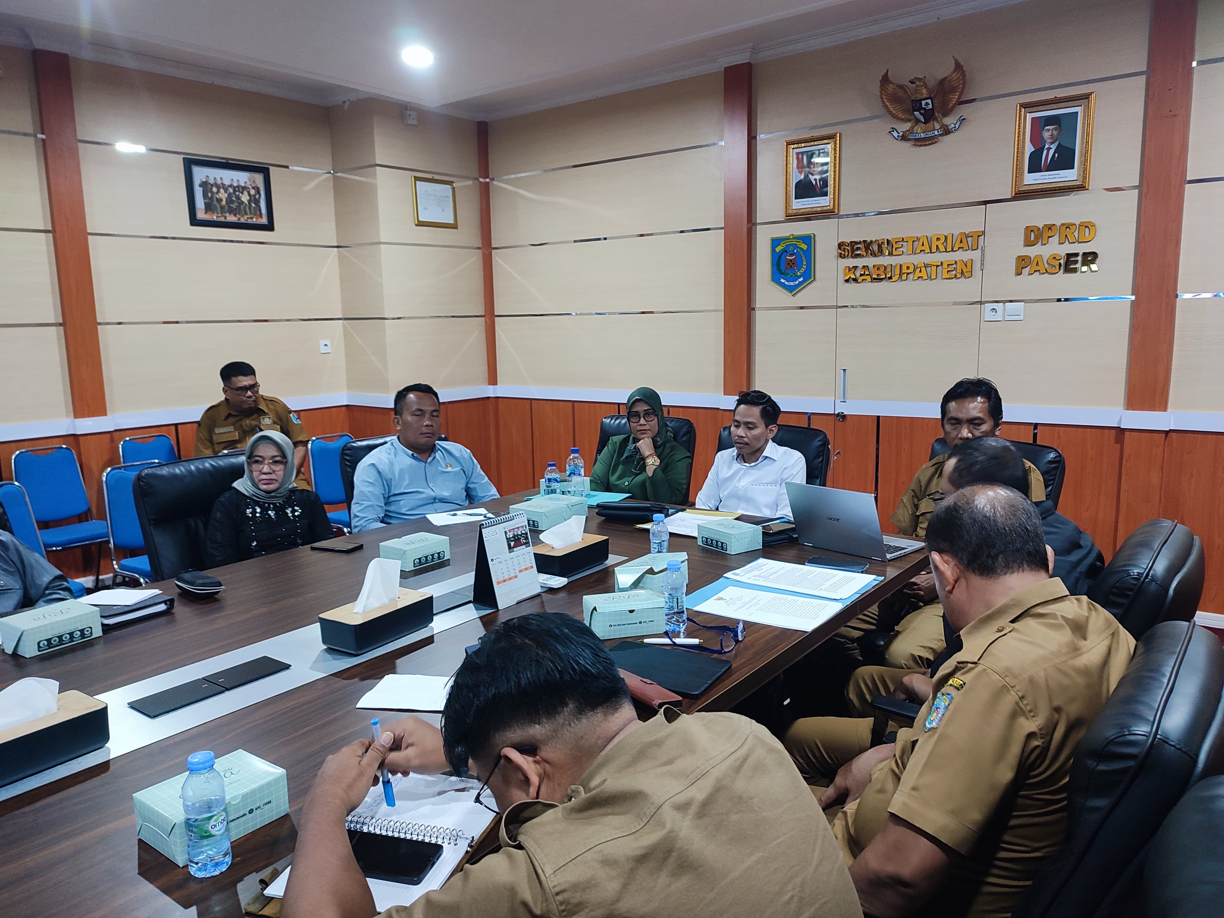 DPRD Paser memanggil dinas terkait Pemkab Paser membahas Raperda Pemberian Insentif dan Kemudahan Berusaha Penanaman Modal di Kabupaten Paser, Senin (21/4/2025). (NAJIB/KP)