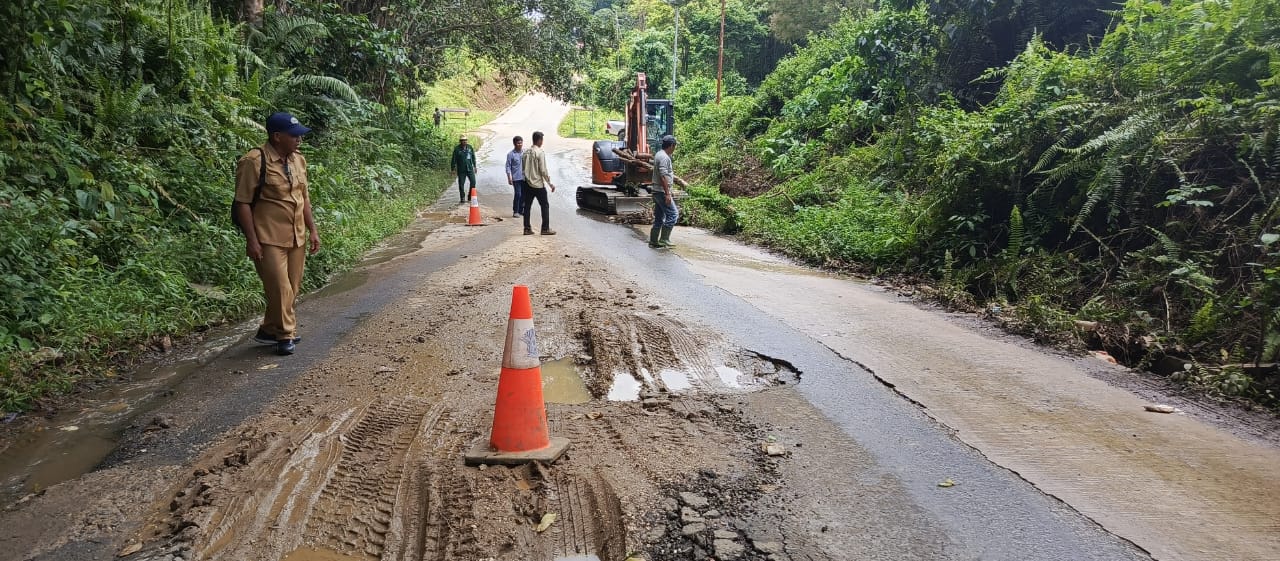 TANGANI: Dinas PUPR Kubar kerahkan alat berat untuk perbaikan jalan&nbsp;eks&nbsp;pertanian yang mengalami kerusakan dan rawan kecelakaan.&nbsp;