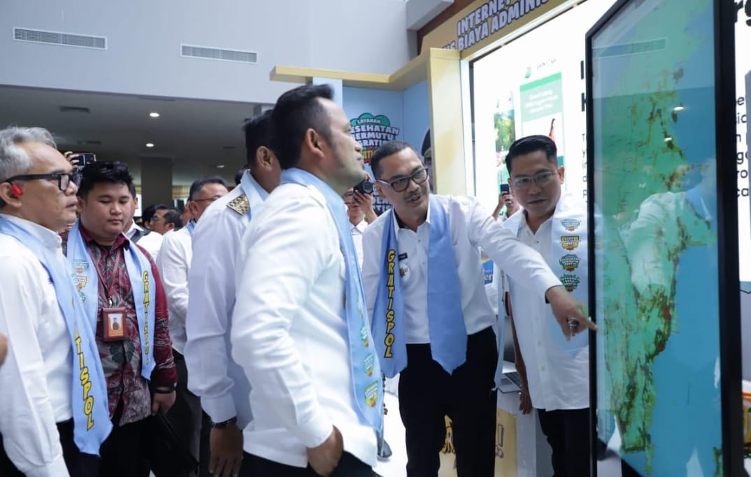 Kepala Diskominfo Kaltim, M Faisal saat mendampingi Gubernur Rudy meninjau tenant gratispol di Plenary Convention Hall Sempaja, Senin (21/4/2025).   (FOTO: RAMA SIHOTANG/KP)