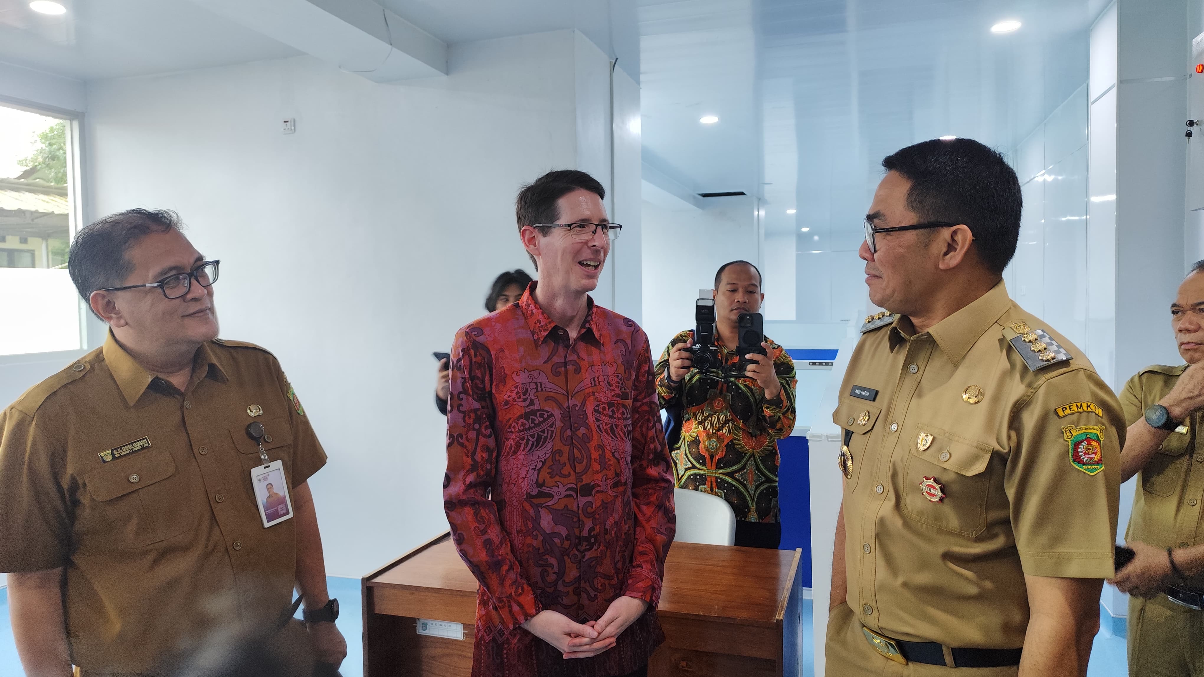 AKRAB: Todd Dias (berbatik) berbincang dengan Andi Harun di sela kunjungan ke RSUD Inche Abdoel Moies, Selasa (22/4). (FOTO: DENNY SAPUTRA)