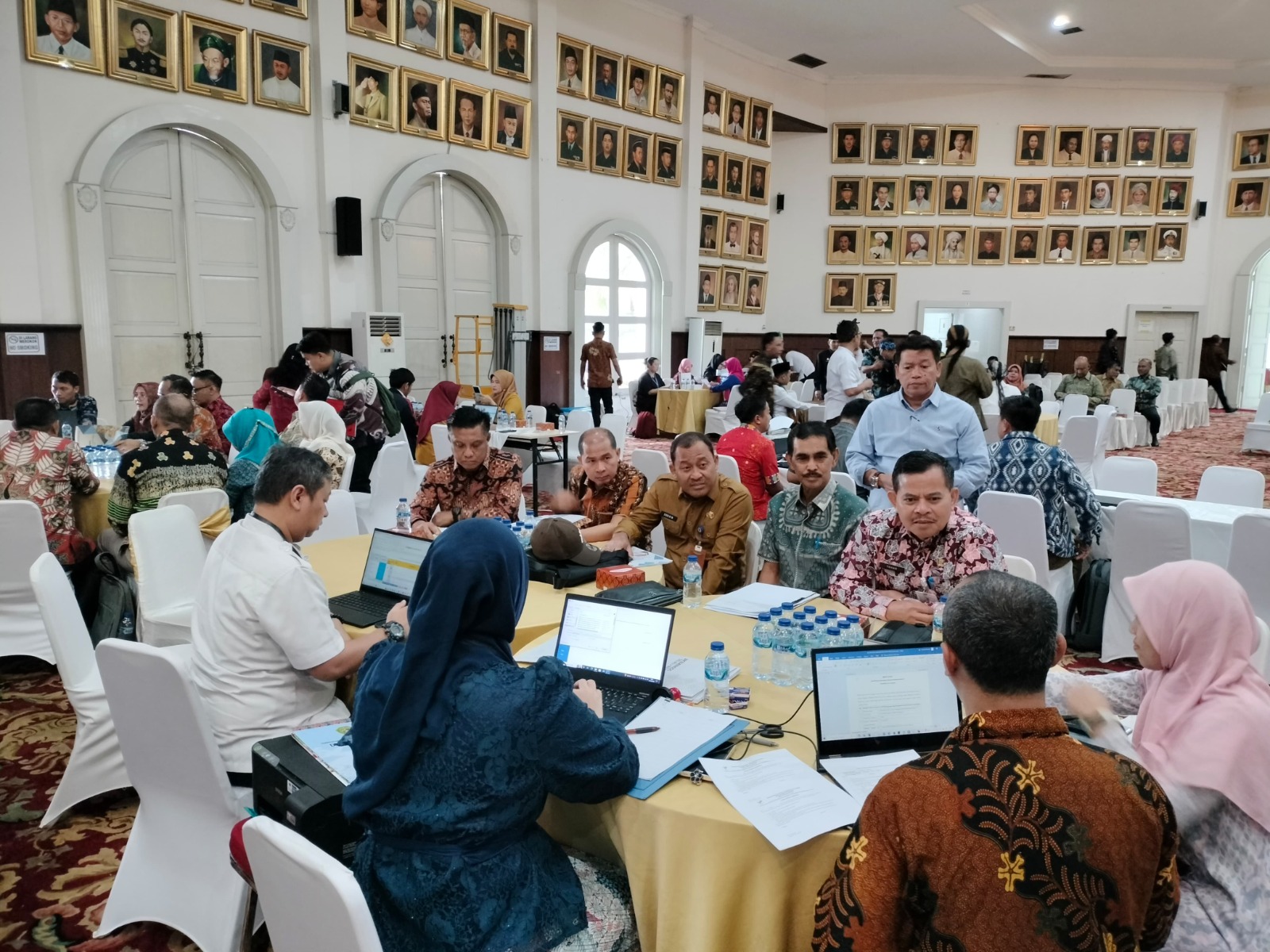 DUKUNG: Suasana pertemuan yang dipimpin Sekkab PPU, Tohar, dengan Kemensos RI di Jakarta terkait kesiapan dukungan Pemkab PPU terhadap program SR di daerah ini. (FOTO: IST)