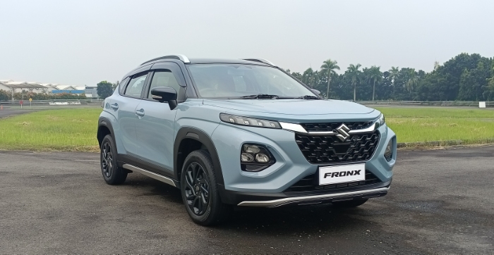 Suzuki Fronx Tampil Beda: Desain coupe-style SUV dengan grille tebal dan lampu LED futuristik menjadi daya tarik utama Fronx di segmen Medium SUV dan SUV Kompak.