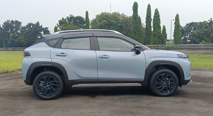 Tampilan samping Suzuki Fronx: Bodi dinamis dengan over fender tegas dan velg modern memperkuat kesan tangguh dan stylish di jalanan kota.