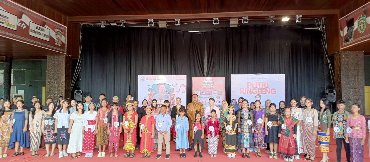 MERAKYAT: Bupati Frederick Edwin dan Ketua TP PKK Kubar, Maria Christina Mozes Edwin bersama peserta lomba menyanyi.
