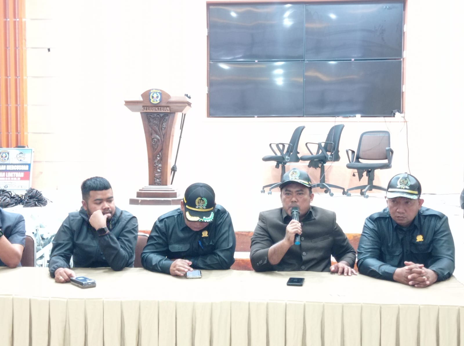 Anggota Komisi B DPRD Bontang Faisal marah ketika persoalan perbaikan jalan dan perluasan area makam Loktuan tak kunjung terealisasi.