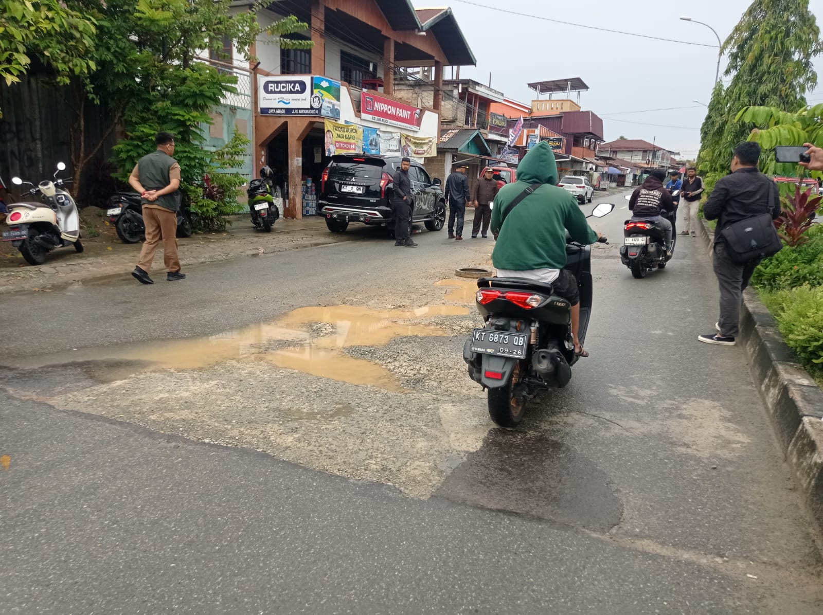 Kondisi Jalan RE Martadinata diberi ban sebagai tanda hati-hati terhadap kendaraan yang melintas di titik tersebut.