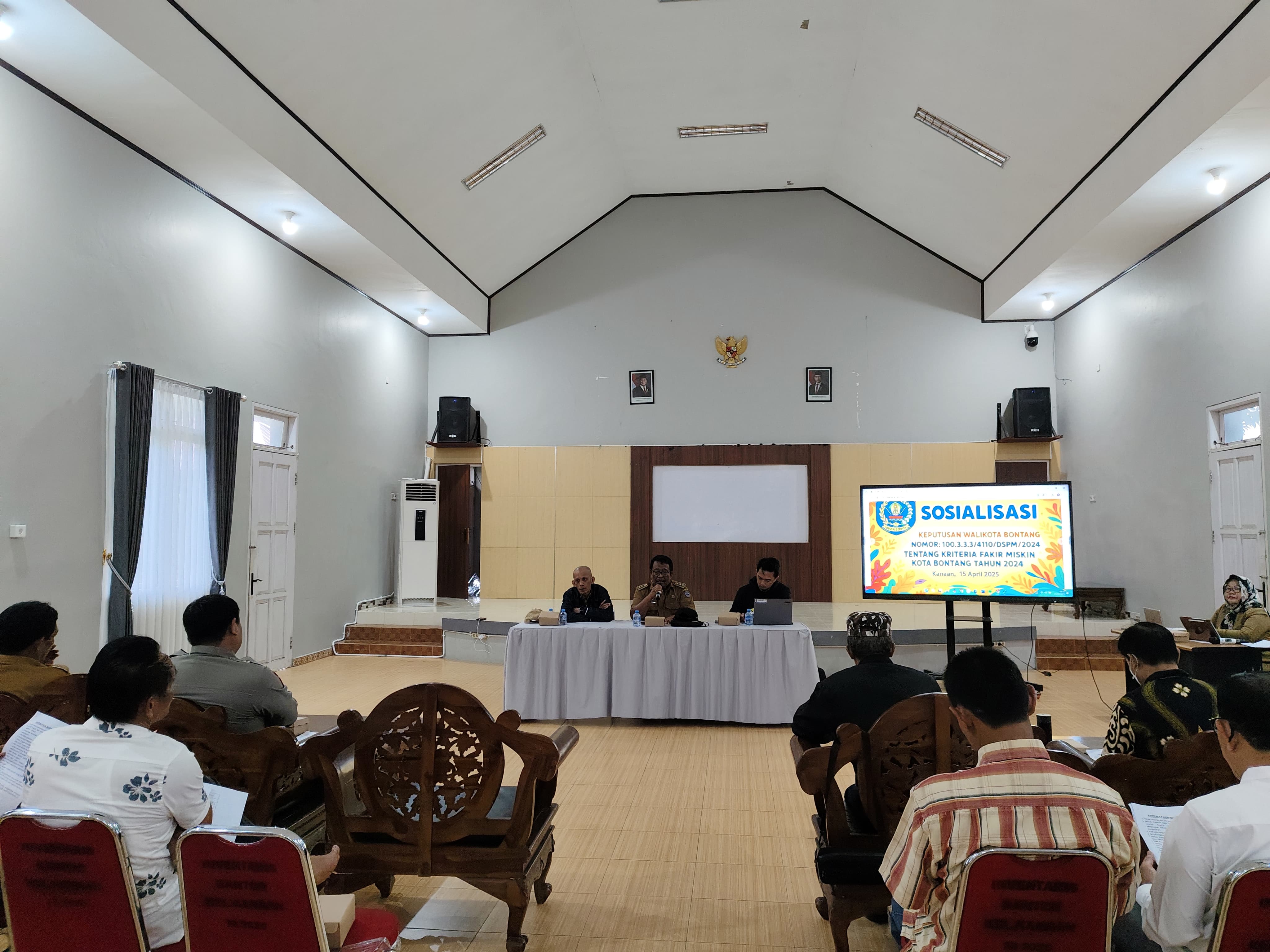 SOSIALISASI: Kelurahan Kanaan mengadakan pertemuan dengan pengurus RT untuk pendataan warga miskin.