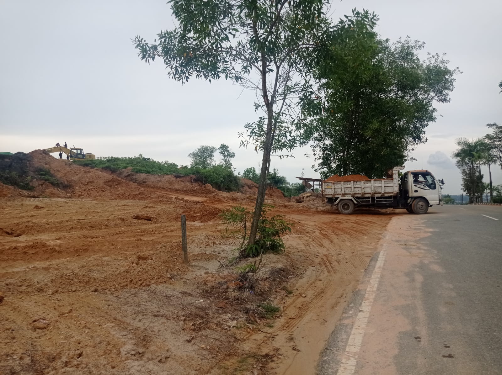 LALU LALANG: Kendaraan truk pengangkut hasil pengerukan galian C masih beroperasi kendati sudah dilakukan penyegelan oleh Pemprov Kaltim di Kelurahan Kanaan, Bontang Barat.