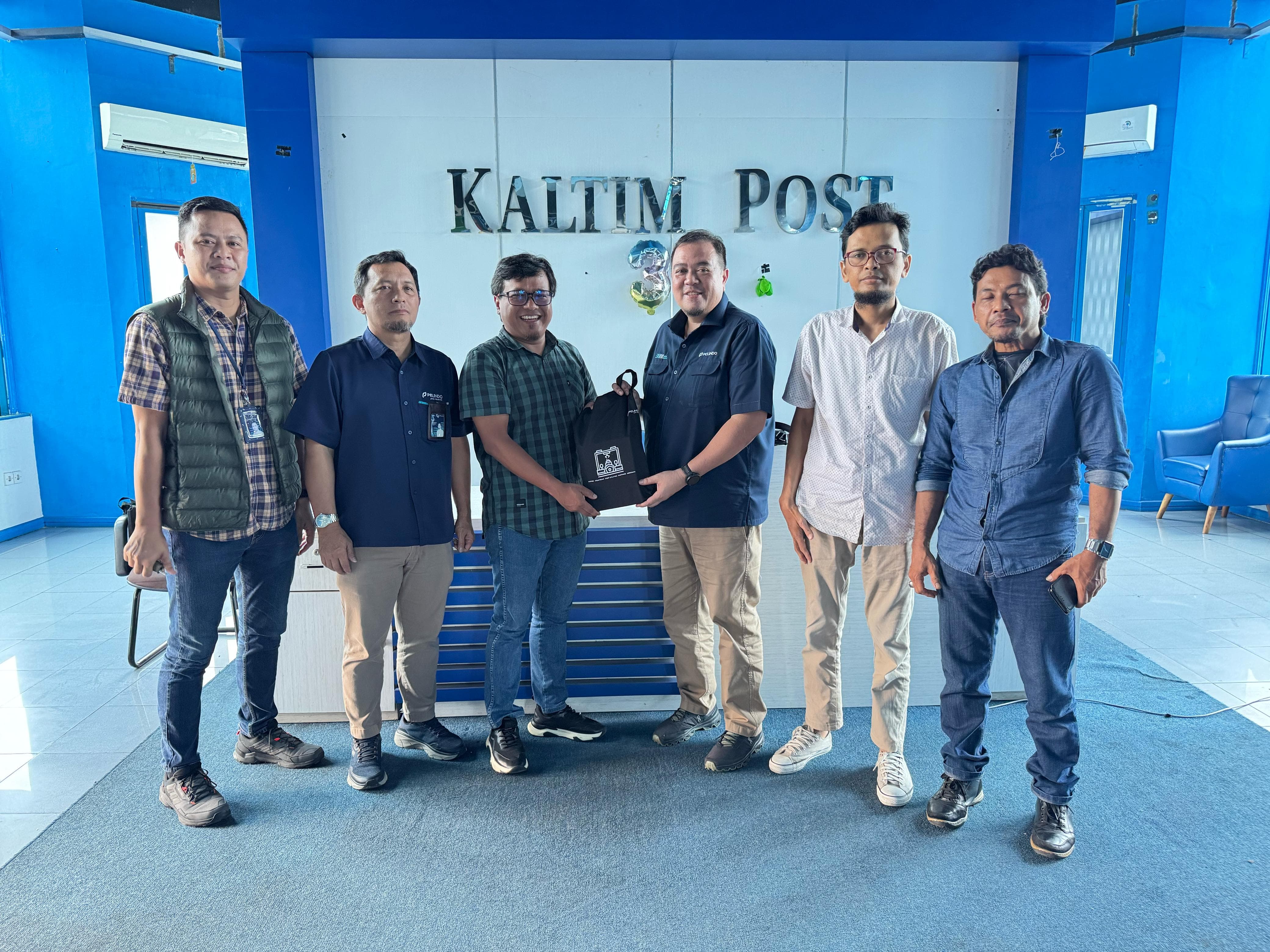 SILATURAHMI: Tubagus Patrick didampingi Supriyadi, dan Reza Sativa saat menyambangi Kaltim Post, Balikpapan, Selasa (22/4). (FOTO FUAD MUHAMMAD/KP)