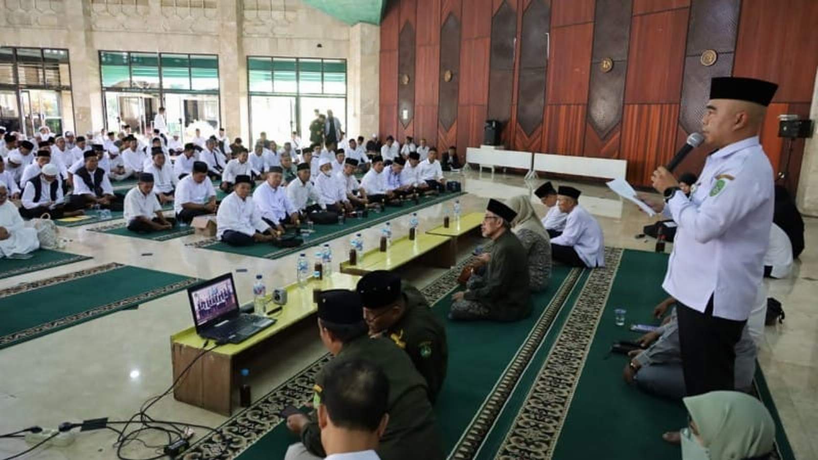 IBADAH: Akhmad Taufik Hidayat membuka Manasik Haji Massal Kukar 2025.