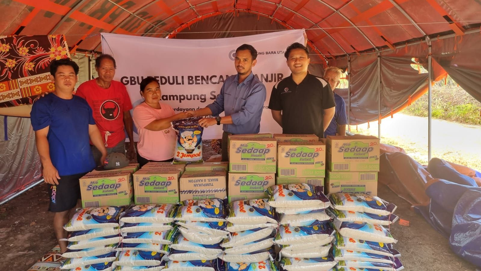PEDULI: External Affairs & Security (EAS) Manager GBU Panji Setyadi saat menyalurkan bantuan.  &nbsp;