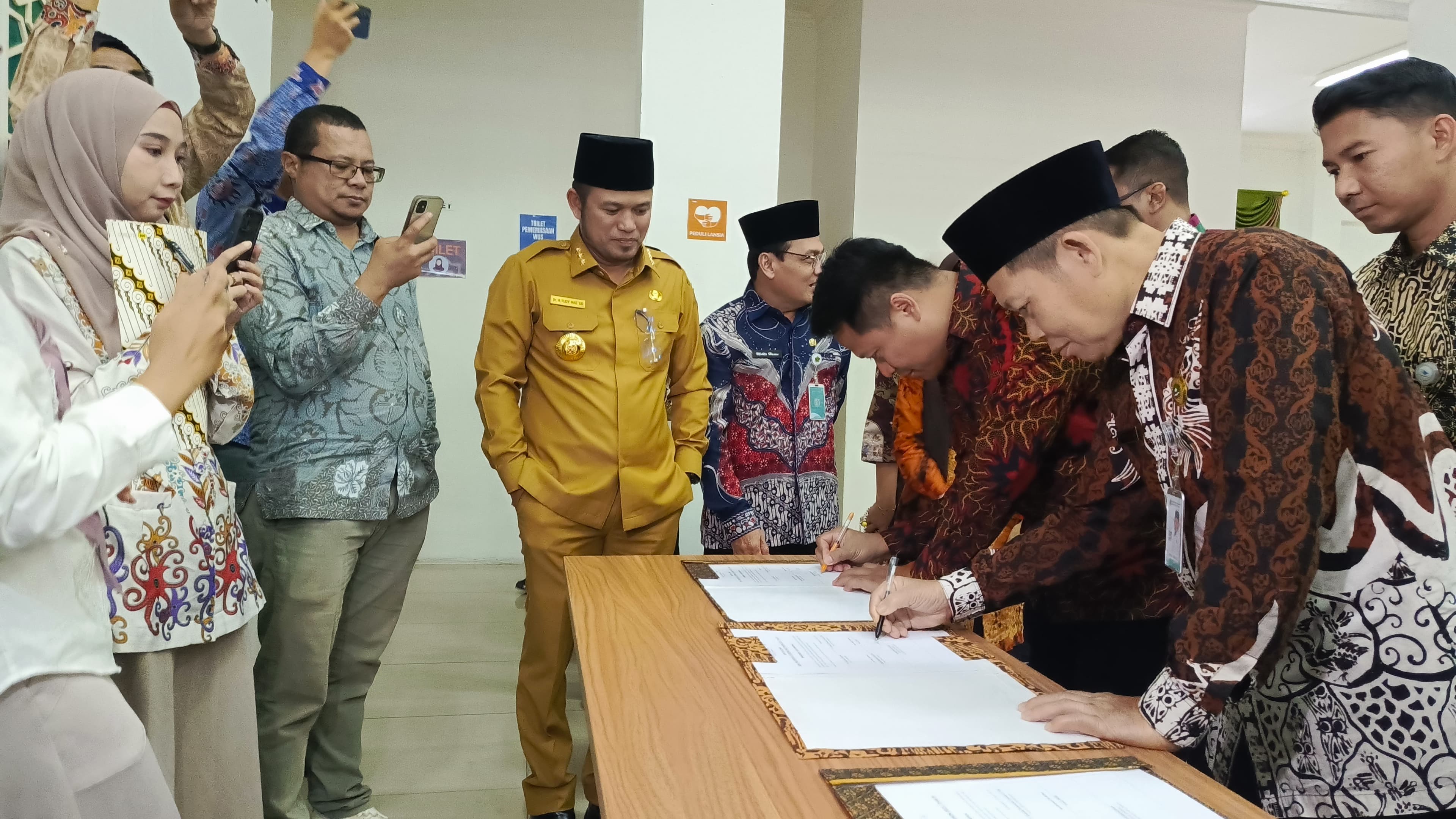 SUDAH SIAP : Gubernur Kaltim Rudy Mas&rsquo;ud usai melantik PPIH Embarkasi Balikpapan di Asrama Haji Balikpapan, Kelurahan Manggar, Kecamatan Balikpapan Timur, Selasa (22/4).&nbsp;