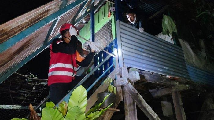 Jasad korban dievakusi tim gabungan dari pondokannya. (IST)