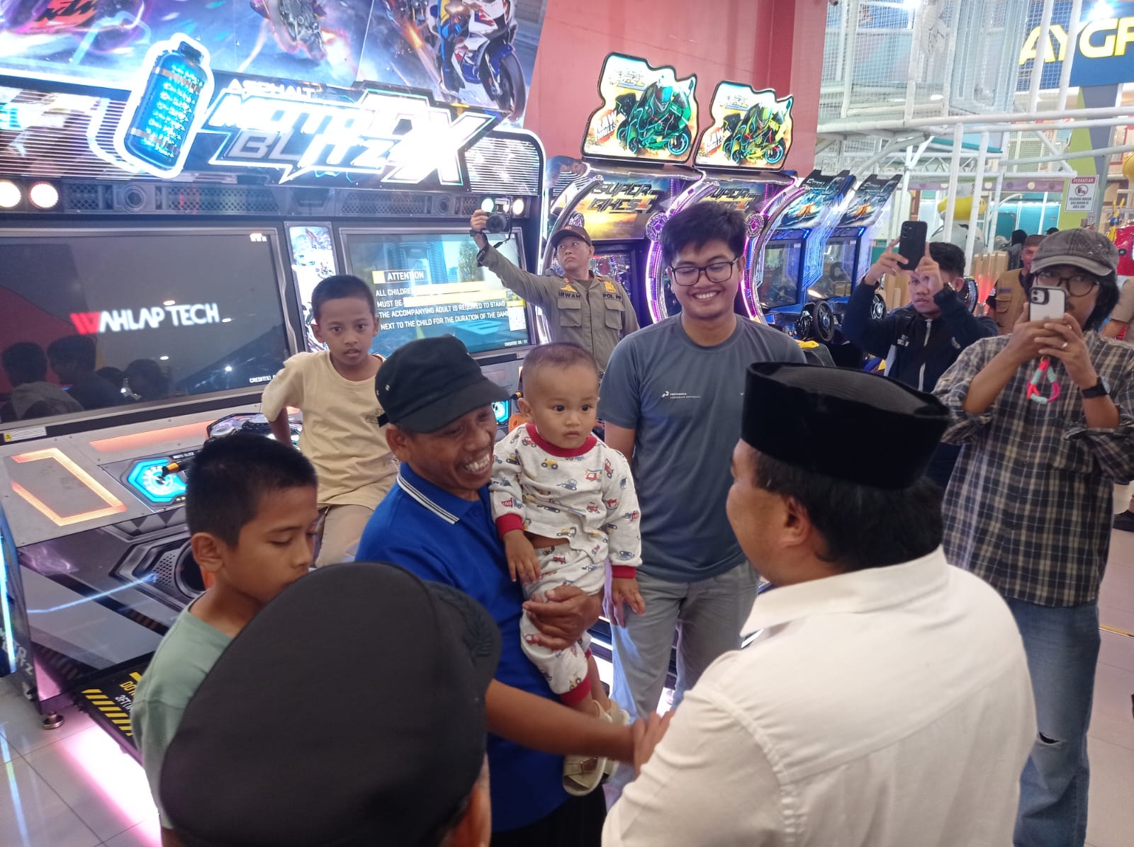Wakil Wali Kota Bontang Agus Haris memimpin proses sosialisasi program jam belajar malam di Bontang City Mall.