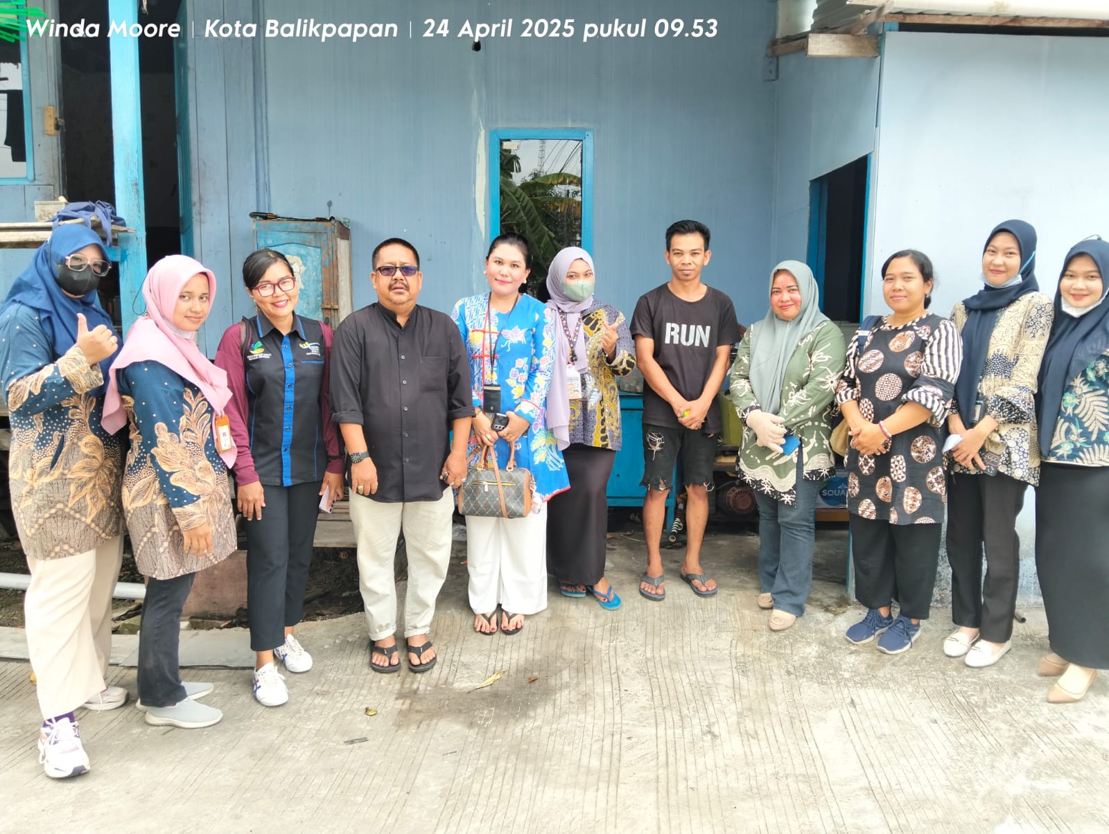 PENINJAUAN: Kasi Kessos Kecamatan Balikpapan Timur, R Novi Invani didampingi pihak Kelurahan Lamaru dan pendamping PKH, memastikan warga yang membutuhkan benar-benar menerima bantuan.