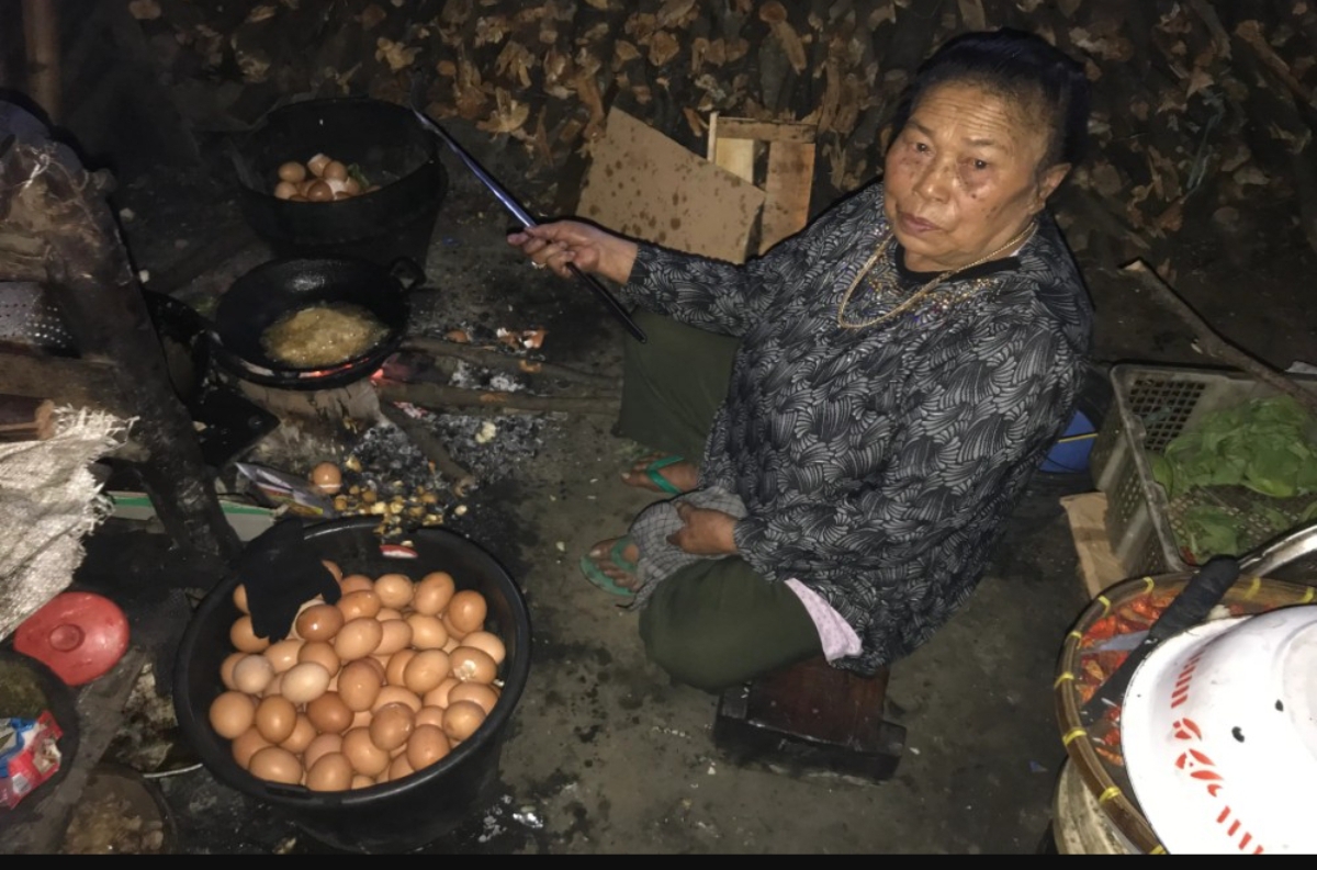 Wakiyem alias Mbok Yem semasa hidup saat mempersiapkan makanan pesanan pendaki gunung. (FOTO: IST)