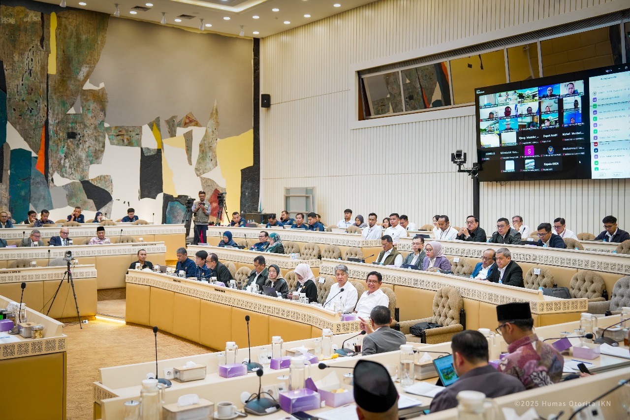 RAPAT: OIKN rapat kerja dan rapat dengar pendapat bersama Komisi II DPR RI membahas berbagai hal, termasuk kesiapan infrastruktur untuk menampung pemindahan ASN.