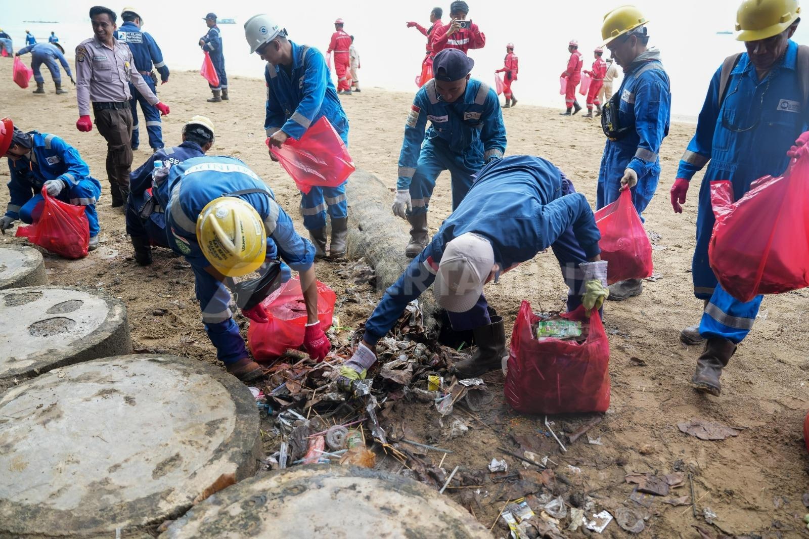 ERSIHKAN SAMPAH: KPB bersama unsur Pemerintah Kabupaten (Pemkab) PPU membersihkan sampah belasan ton dari garis objek wisata Pantai Tanjung Jumlai, Kecamatan Penajam, PPU.