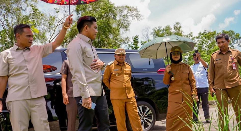 RENCANA: Neni Moerniaeni (dua kanan) berencana membangun rumah sakit tipe C di Bontang Lestari.