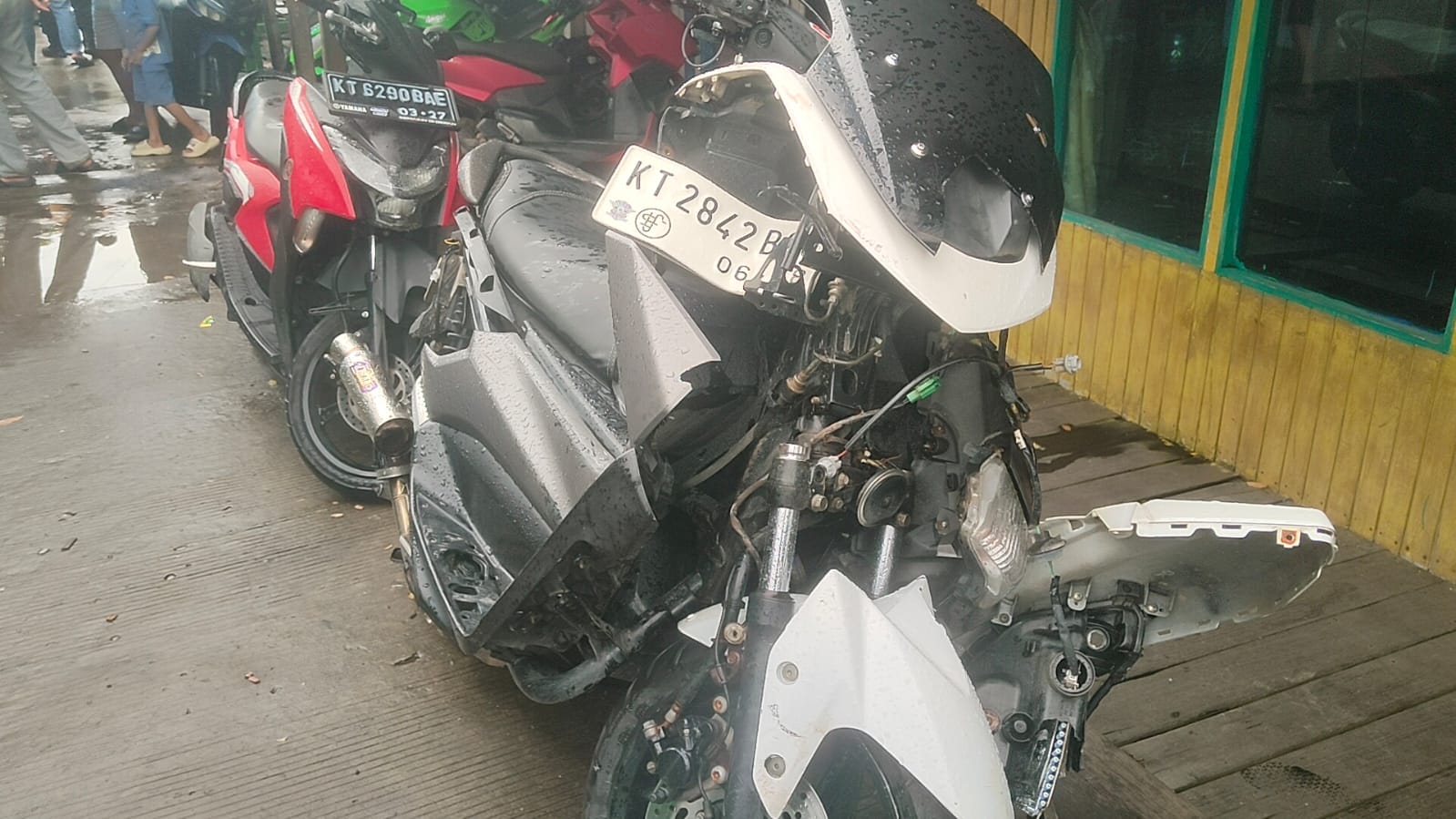 Insiden mobil menabrak 24 sepeda motor di gang sempit kawasan Sungai Lais, Kecamatan Sambutan, Samarinda, perlahan-lahan mulai terungkap. (FOTO: IST)