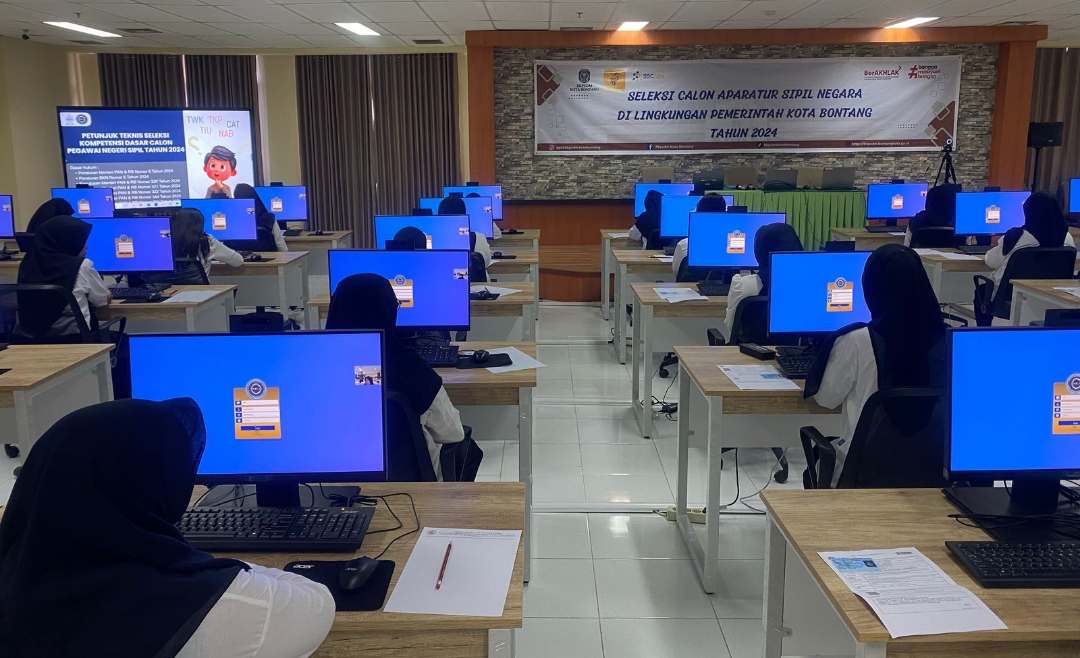 IKUTI SELEKSI Peserta seleksi kompetensi PPPK tahap kedua di Bontang berusaha menjawab pertanyaan melalui sistem computer asisted test (CAT).