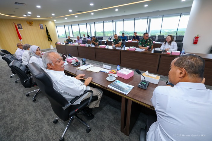 ARAHAN PRESIDEN: Kepala Pusat Konstruksi Kemhan Brigjen TNI M Leo Pola Ardiansa meninjau lokasi pembangunan SMA Taruna Nusantara di IKN, Rabu (23/4).